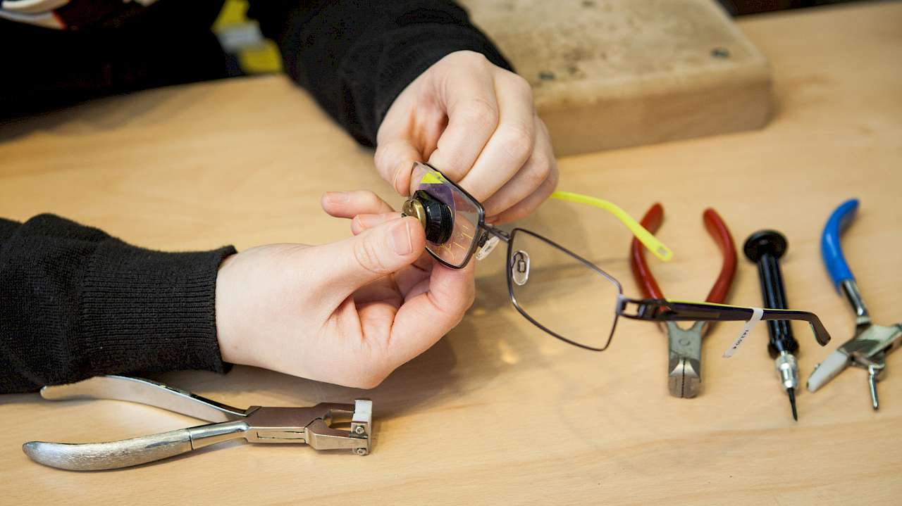 Reparatur einer Brille in eigener Werkstatt